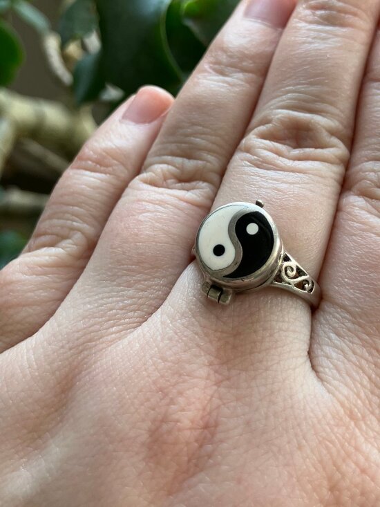 Artisan Jewelry - Yin Yang Silver Pillbox Poison Ring Enamel Inlay Vintage 90s 925 Sterling